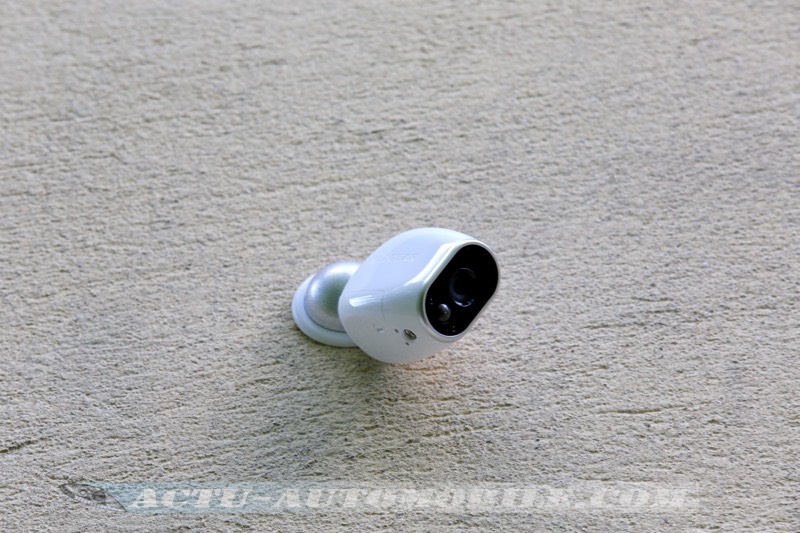 Caméra Arlo fixée sur une façade
