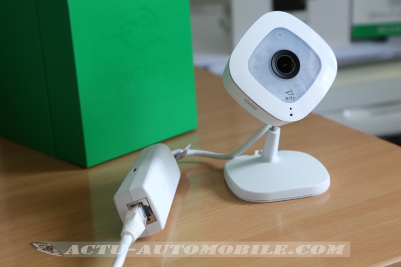 Caméra Arlo Q Plus avec son port Ethernet externe pour l'alimentation et la connexion