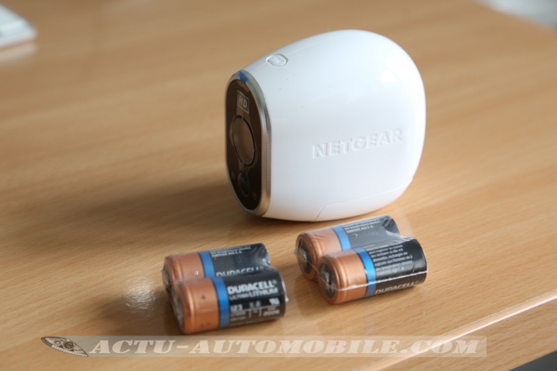La Caméra Arlo fonctionne avec 4 piles qui ne sont pas rechargeables