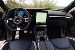 La planche de bord est empruntée au Renault Scénic E-TECH