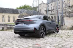 La partie arrière est moins clivante que la face avant et rappelle le langage Porsche