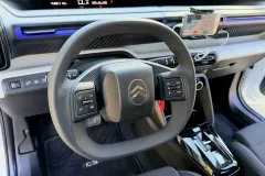 Volant en plastique, support de smartphone et absence d'écran central sur la version You