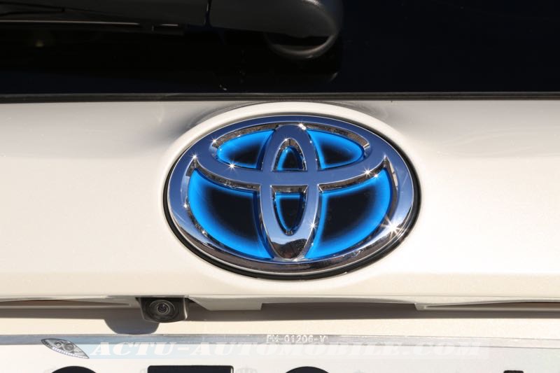 Toyota-RAV4-2016-06