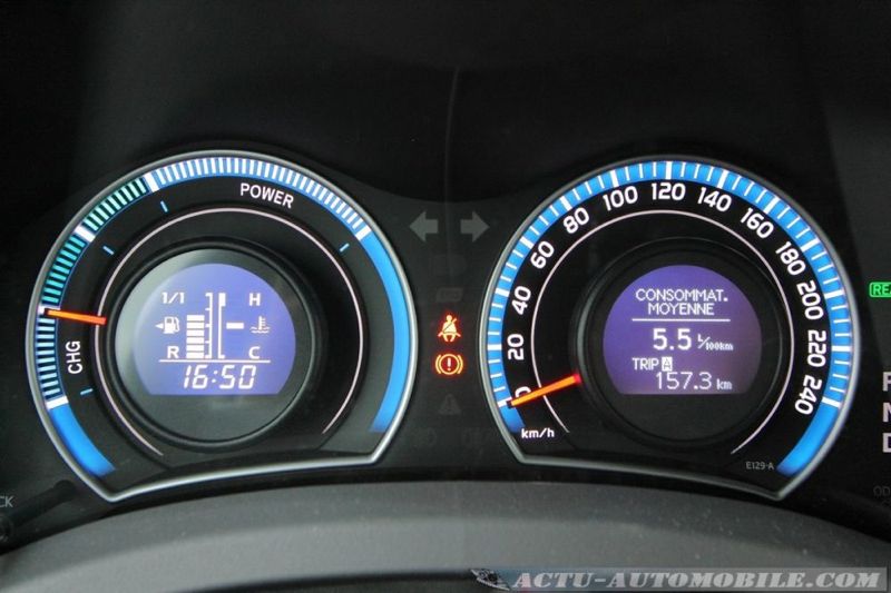 toyota-auris-hybrid-36