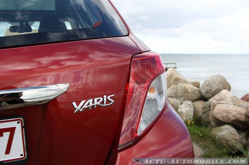 toyota-yaris-2011-10