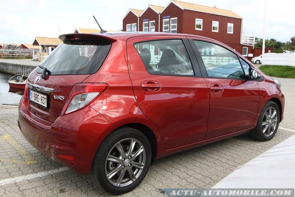 toyota-yaris-2011-17