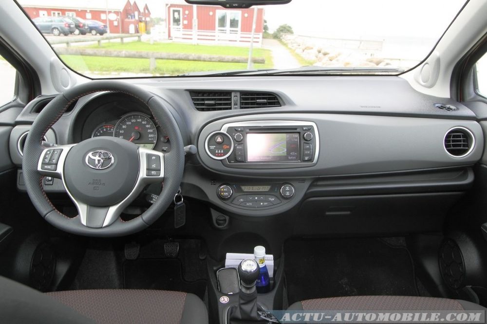 toyota-yaris-2011-26