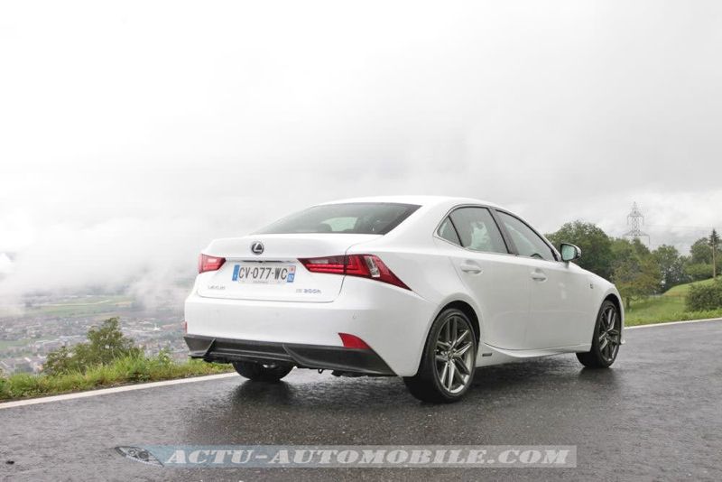 Essai Lexus IS 300h