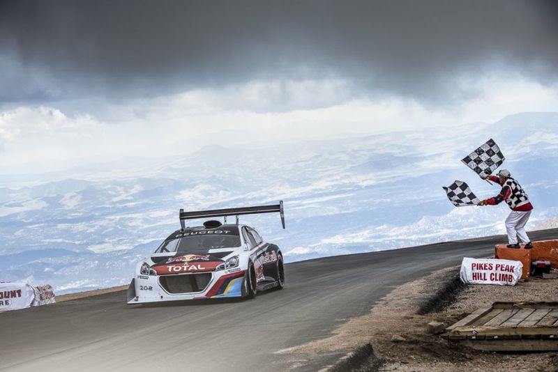Victoire de Sébastien Loeb et de la Peugeot 208 T16 à Pikes Peak