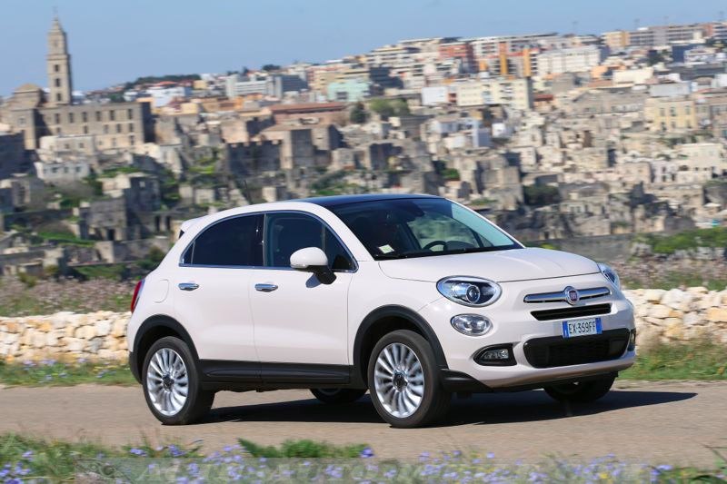 Fiat 500X devant le village de Matera