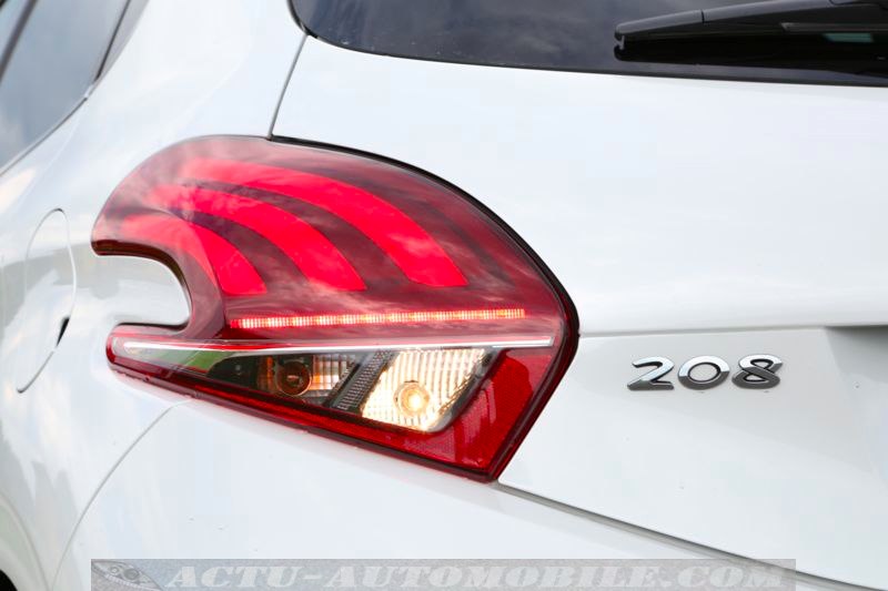 Feu arrière Peugeot 208 restylée