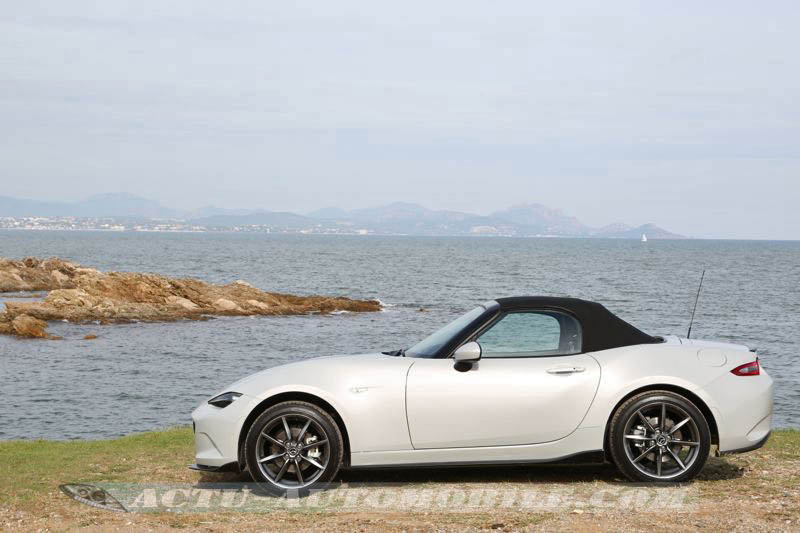 Nouveau Mazda MX-5 avec toit souple fermé