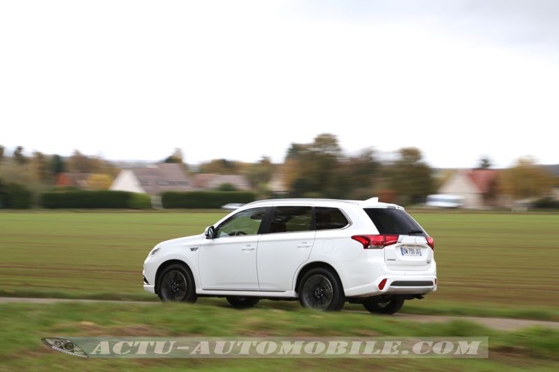 Mitsubishi Outlander PHEV 2016