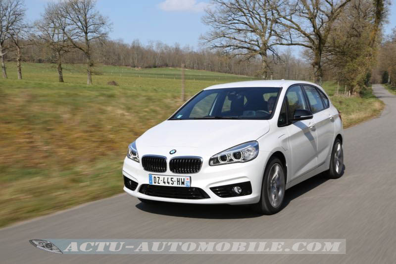 Le BMW 225xe Active Tourer sur la route