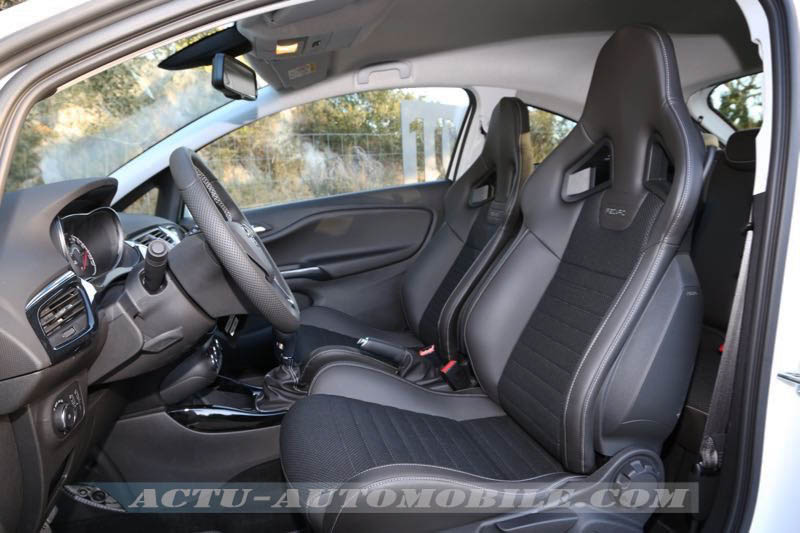 Sièges Recaro de l'Opel Corsa OPC