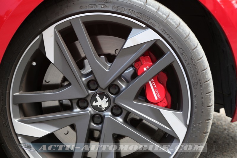 Roue avant de la Peugeot 308 GTI 270