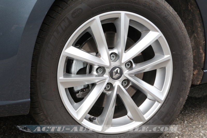 Monte pneumatique 16 pouces sur la Renault Mégane Zen TCe 130