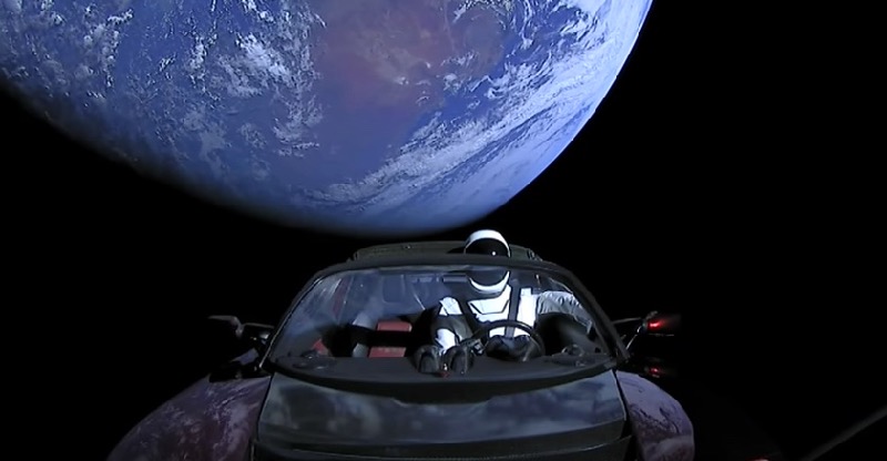 Une Tesla Roadster en orbite autour de la terre