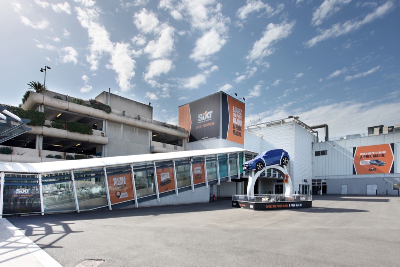 Installation publicitaire pour Sixt à l'aéroport de Nice