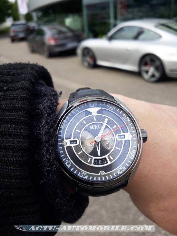 Montre REC 901 devant un centre Porsche en France