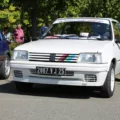 Une Peugeot 205 Rallye en plaques noires