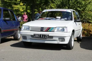 Une Peugeot 205 Rallye en plaques noires
