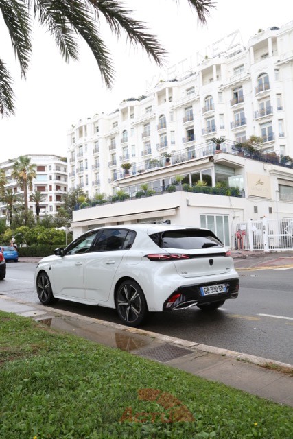 La Peugeot 308 pose fièrement sur la Croisette