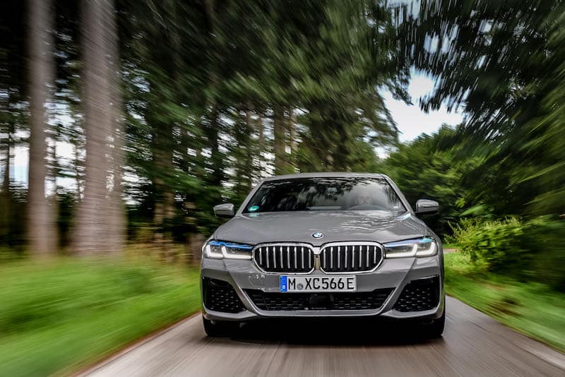 La BMW 545e est une des voitures hybrides rechargeables les plus plaisantes