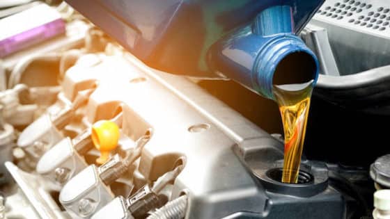 Remplissage du moteur avec de l'huile neuve