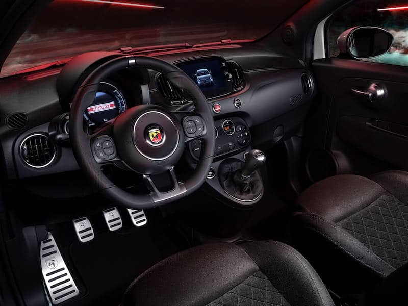 La planche de bord de l'Abarth 695