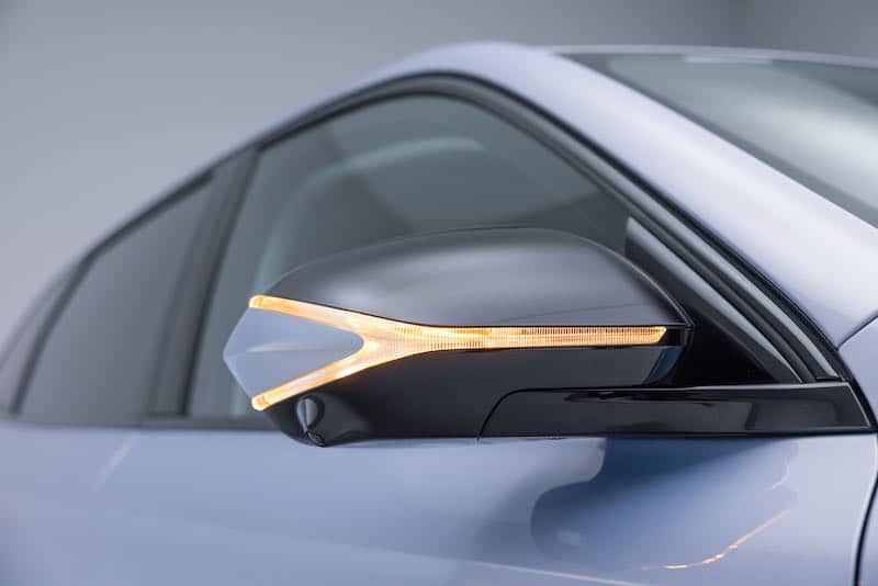 Détail sympathique pas vu chez Audi : la signature lumineuse reprise sur les rétroviseurs