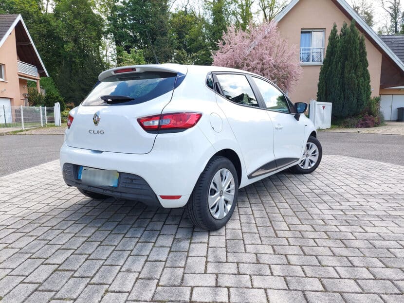 Faites uner photo 3/4 arrière qui montre l'autre côté de la voiture