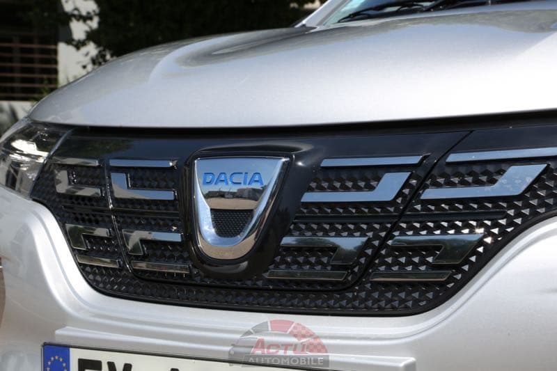 This grille hides the charging sockets: it has just been replaced by a new grille with the revised logo
