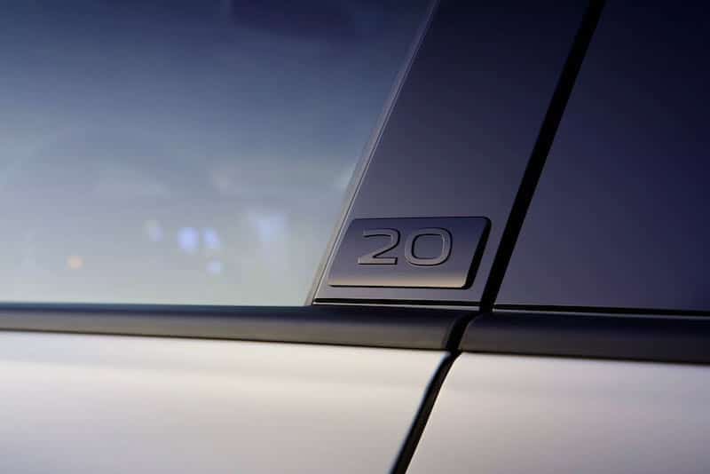 Un logo 20 est apposé sur la portière conducteur