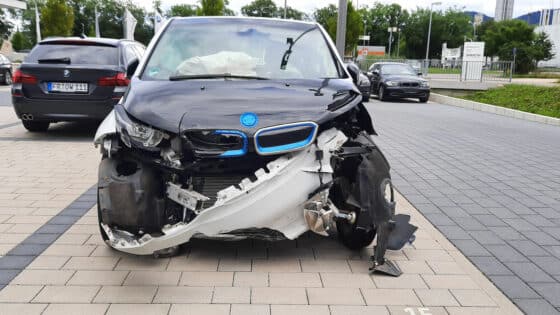 Une BMW i3 accidentée