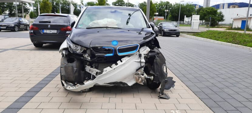 Une BMW i3 accidentée