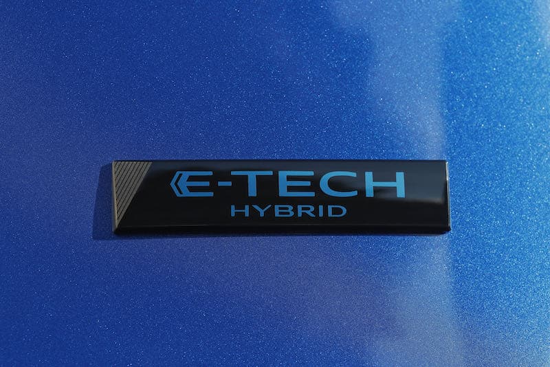 Le nouveau badge E-TECH qui désigne la nouvelle motorisation