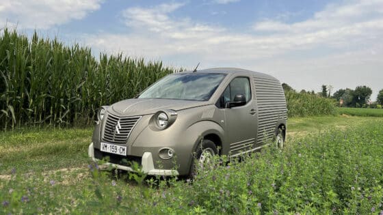 Un Berlingo se cache sous cette 2CV Fourgonnette revisitée