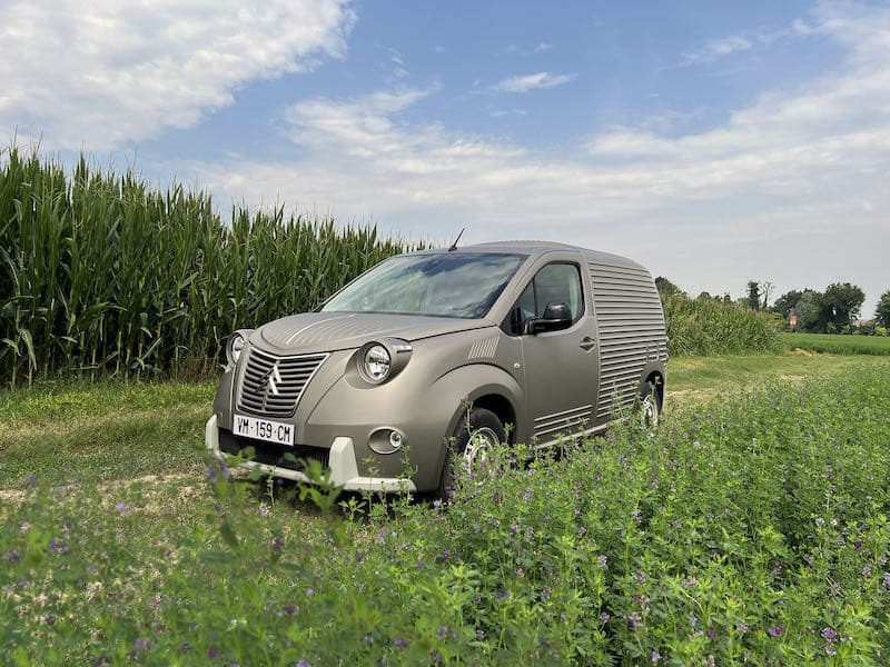 Un Berlingo se cache sous cette 2CV Fourgonnette revisitée