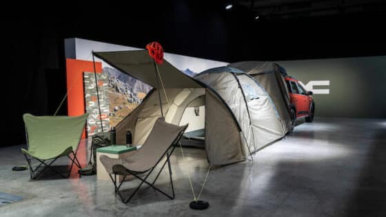 La Dacia Jogger connectée à une tente de camping