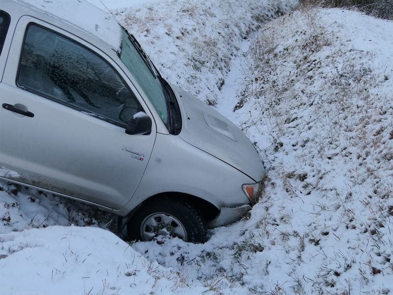 Une sortie de route dans une zone enneigée