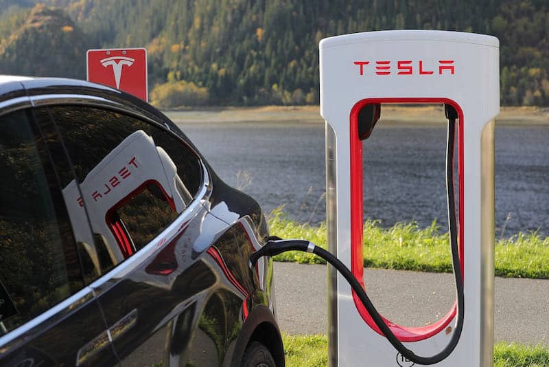 Des tarifs heures creuses pour les superchargeurs Tesla