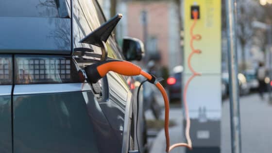 Voiture électrique en chargement