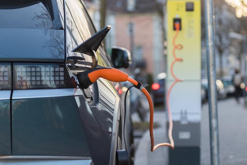 Voiture électrique en chargement