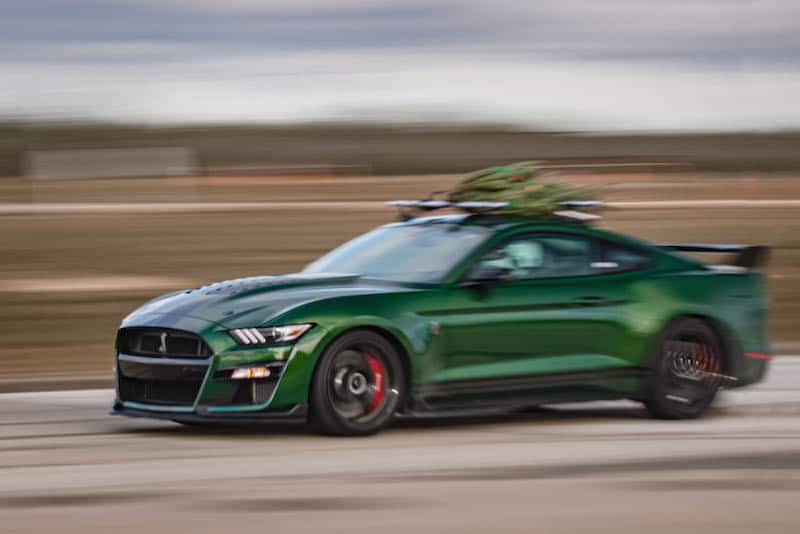 Nouveau record de vitesse...avec un sapin de Noël sur le toit !