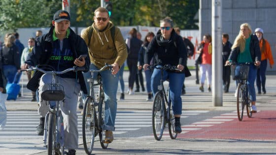 Faut-il laisser la priorité à un cycliste sur un passage piéton ?