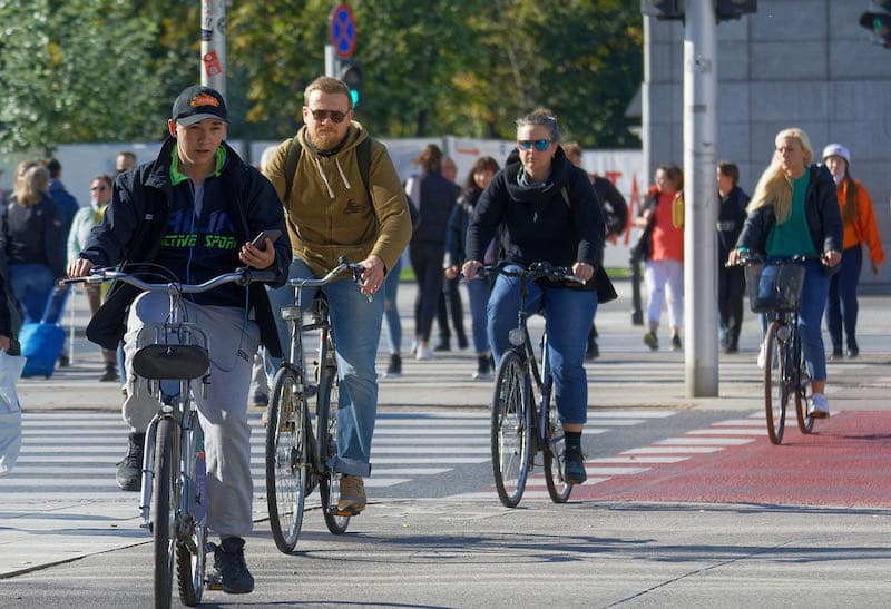 Faut-il laisser la priorité à un cycliste sur un passage piéton ?