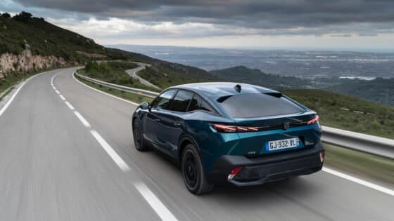 Bientôt une nouvelle motorisation hybride moins chère sur la Peugeot 408