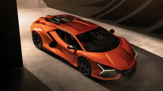 La Lamborghini Revuelto s'offre le premier V12 avec hybridation