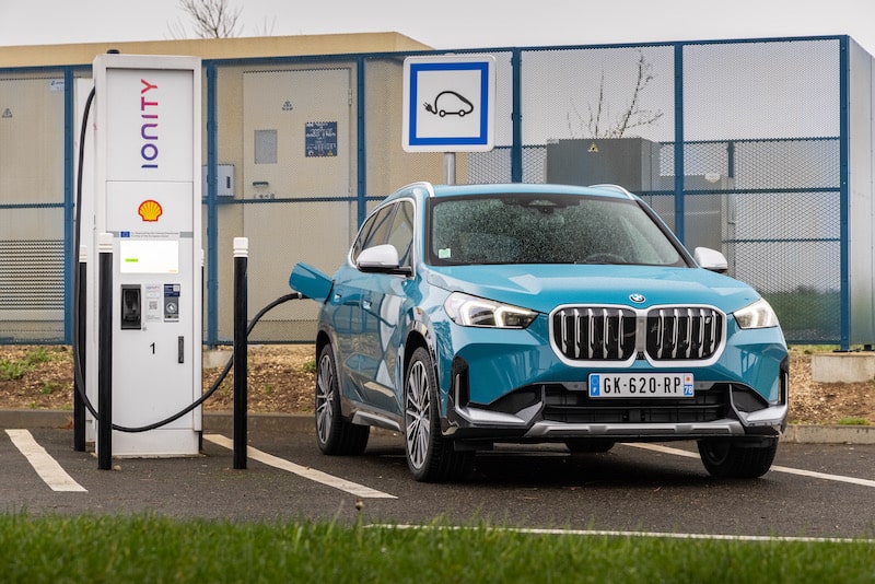 Le BMW iX1 en station de recharge